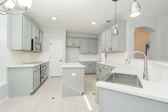 kitchen featuring stainless steel appliances, a sink, visible vents, and gray cabinetry