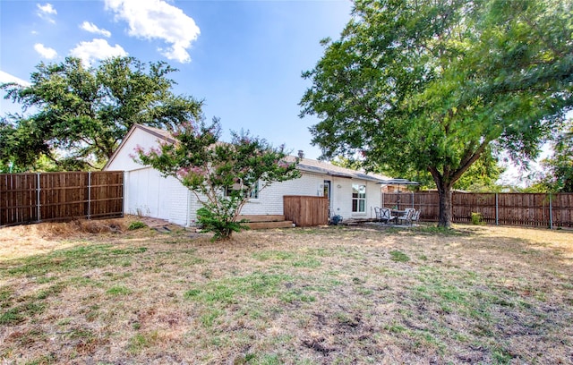 view of yard featuring a fenced backyard