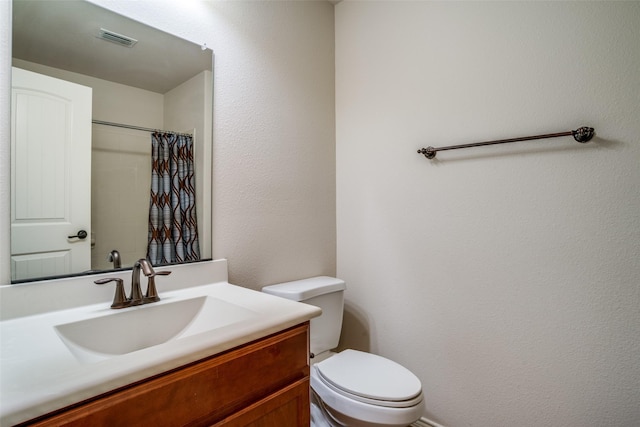 full bath with toilet, curtained shower, visible vents, and vanity