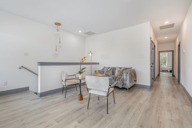 living area with visible vents, recessed lighting, light wood-type flooring, and baseboards