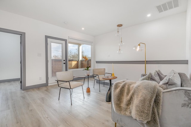 living area featuring visible vents, recessed lighting, light wood-type flooring, and baseboards