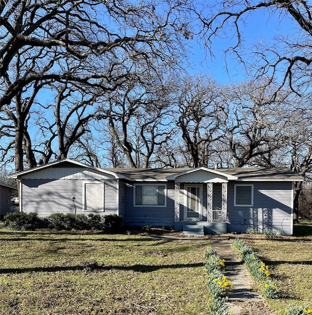 view of front of property with a front yard