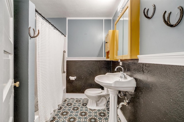 full bathroom featuring toilet and a shower with curtain
