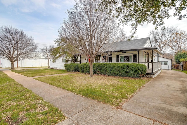 view of front facade featuring a front lawn and a porch