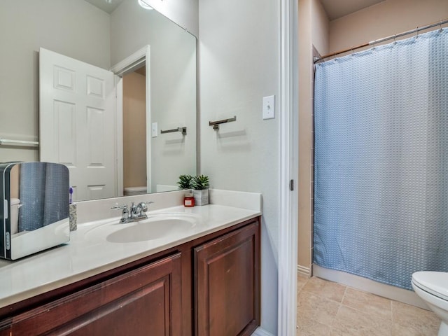 full bath featuring tile patterned flooring, a shower with shower curtain, vanity, and toilet