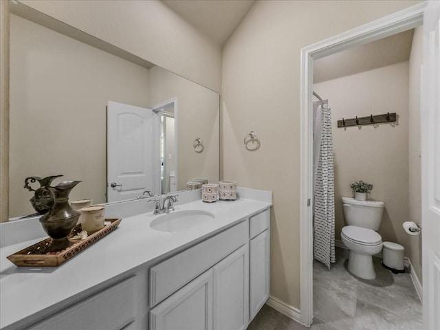 bathroom with toilet, baseboards, a shower with shower curtain, and vanity