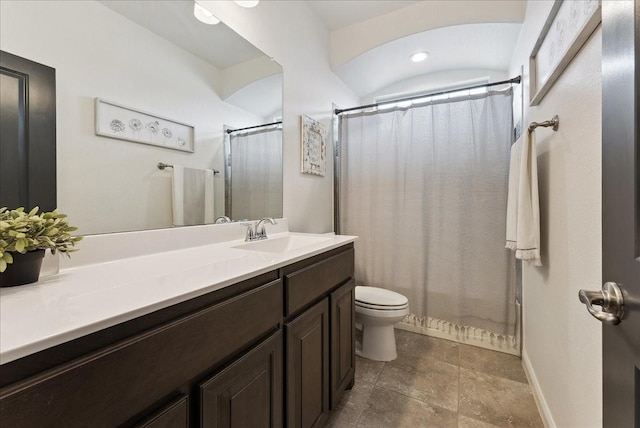 full bathroom featuring a shower with shower curtain, vanity, toilet, and baseboards