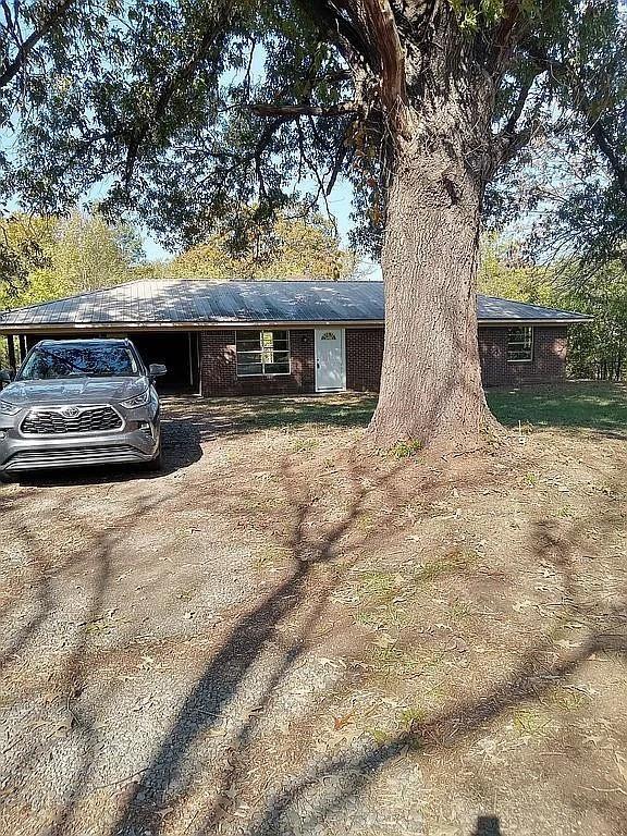 view of front of home featuring driveway