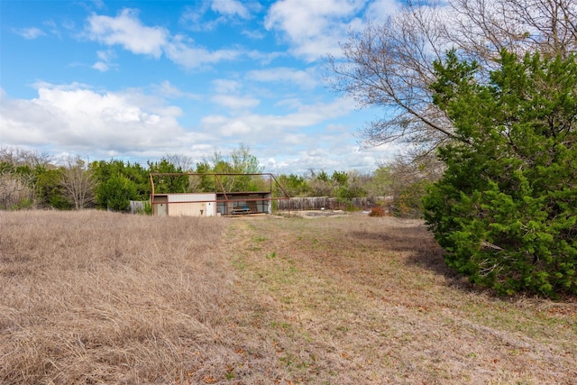 view of yard featuring an outbuilding