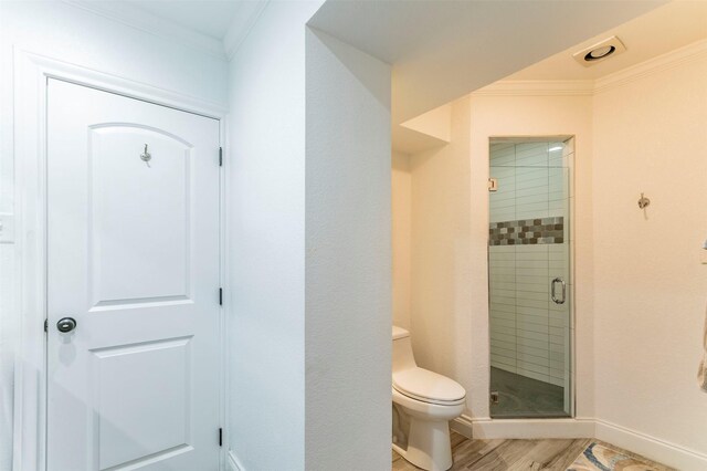 bedroom with connected bathroom, a textured ceiling, baseboards, and ceiling fan