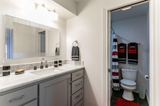 bathroom featuring toilet and shower / tub combo with curtain