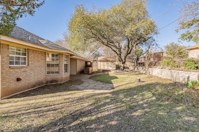 view of yard featuring an outdoor structure