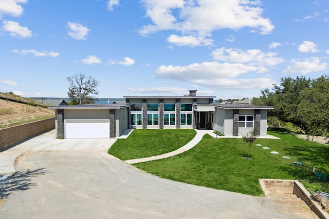 mid-century modern home featuring a front lawn, an attached garage, and stucco siding