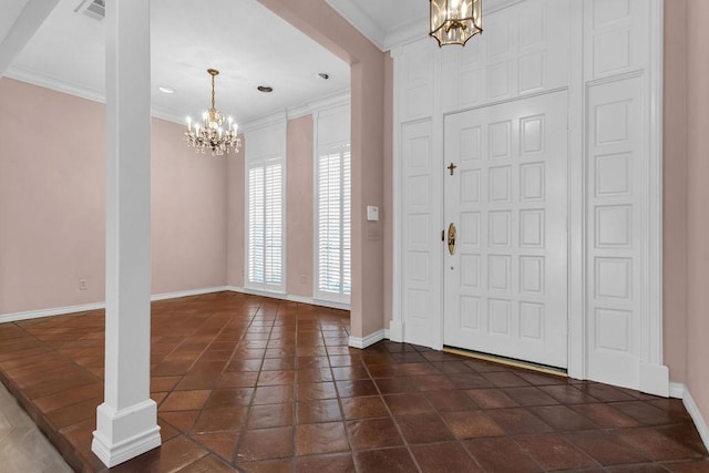 foyer featuring an inviting chandelier, baseboards, visible vents, and crown molding