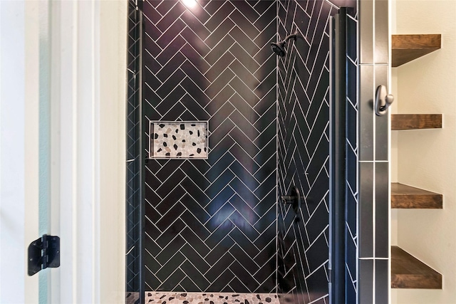 room details featuring tiled shower