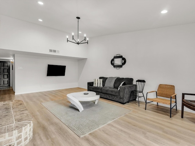 living area with recessed lighting, visible vents, a chandelier, light wood-type flooring, and baseboards