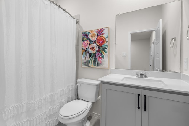 full bathroom featuring toilet, a shower with shower curtain, and vanity