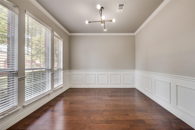 unfurnished room featuring dark wood-style floors, visible vents, a chandelier, and crown molding