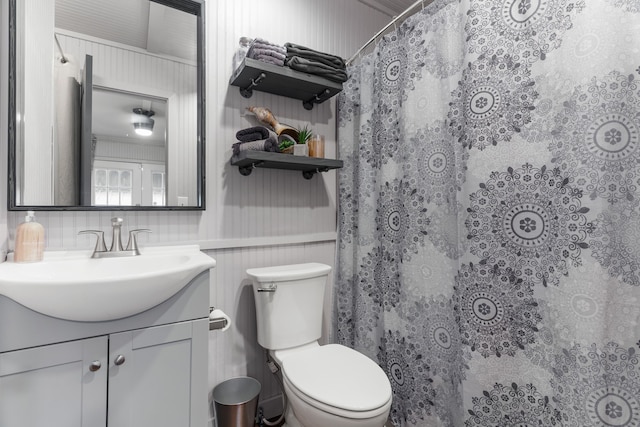 bathroom with a shower with curtain, vanity, and toilet