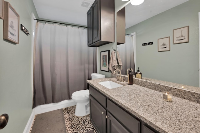 bathroom featuring curtained shower, visible vents, vanity, and toilet