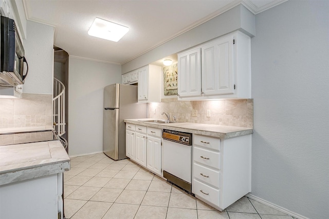 kitchen featuring stainless steel appliances, a sink, light countertops, ornamental molding, and tasteful backsplash