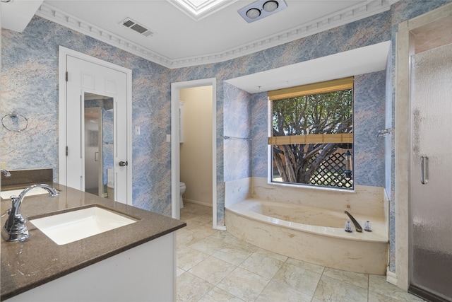 full bath with toilet, a bath, visible vents, and wallpapered walls