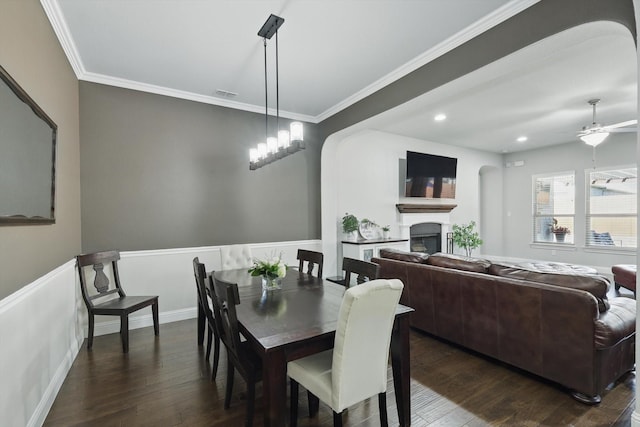 dining area featuring visible vents, dark wood-type flooring, ceiling fan, and crown molding