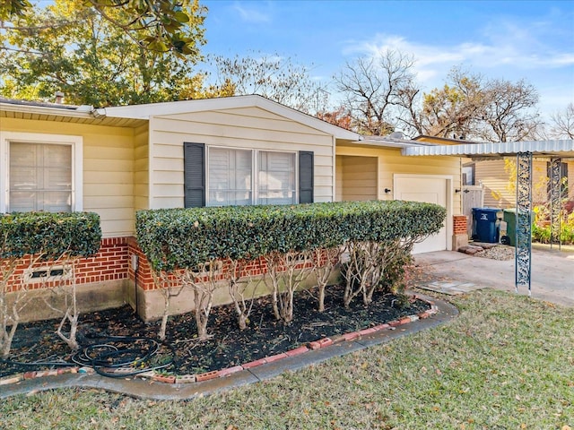 view of front facade featuring a garage and concrete driveway