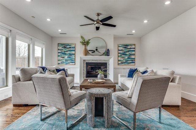 living room featuring recessed lighting, visible vents, wood finished floors, and a glass covered fireplace