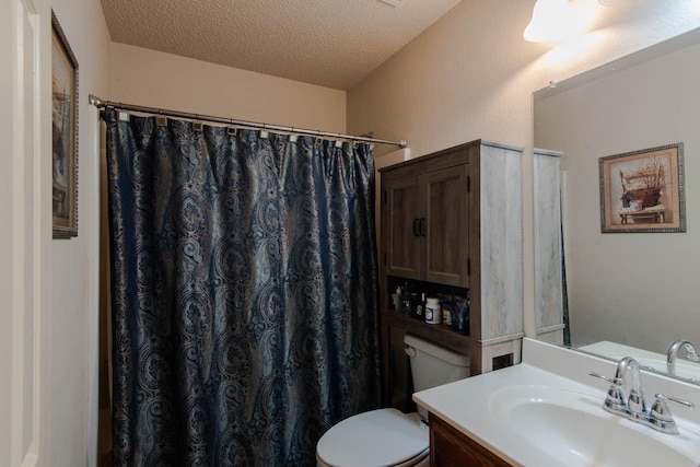 bathroom featuring toilet, a shower with shower curtain, a textured ceiling, and vanity