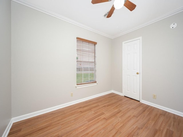 empty room with light wood finished floors, baseboards, ornamental molding, and a ceiling fan