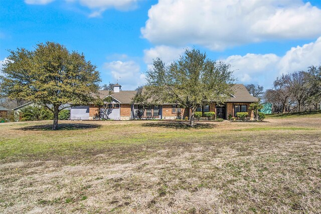 view of front of house featuring a front lawn