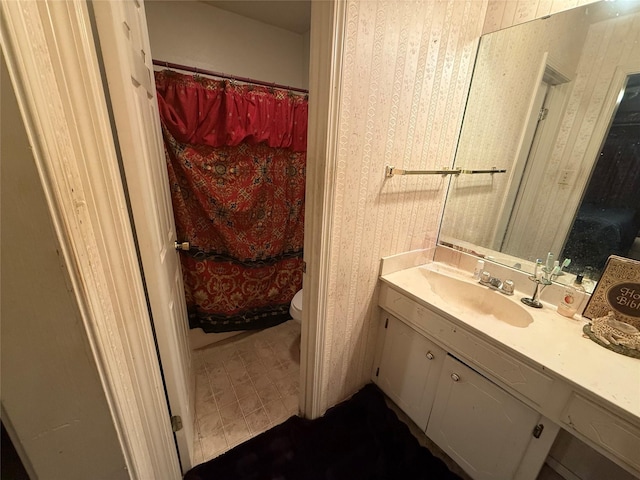 full bathroom featuring curtained shower, vanity, and toilet