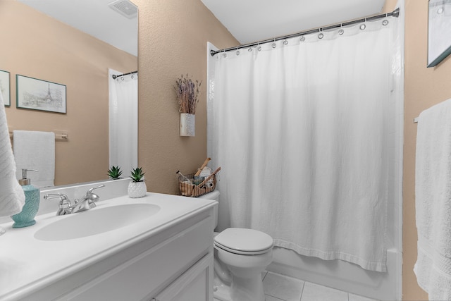 full bathroom featuring vanity, visible vents, tile patterned flooring, toilet, and shower / tub combo with curtain