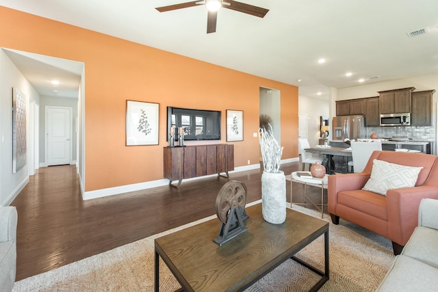 living area featuring light wood-type flooring, visible vents, baseboards, and recessed lighting