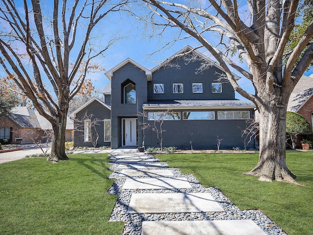 view of front facade featuring stucco siding and a front yard