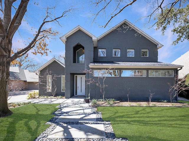 view of front of property featuring a front yard and brick siding