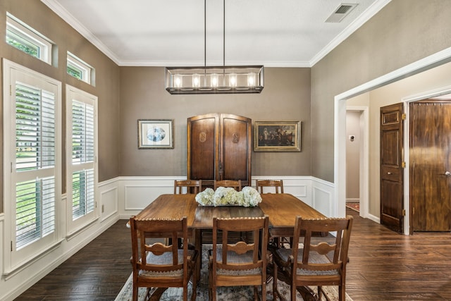 dining space featuring dark wood-style floors, ornamental molding, and visible vents