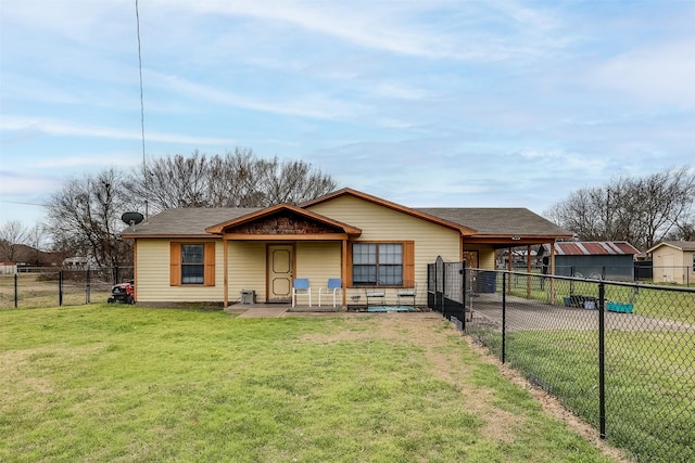 view of front facade with a front lawn and fence