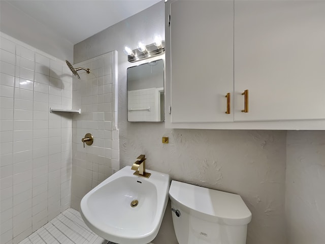 full bath with toilet and tiled shower