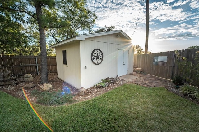 view of outdoor structure with a fenced backyard and an outdoor structure