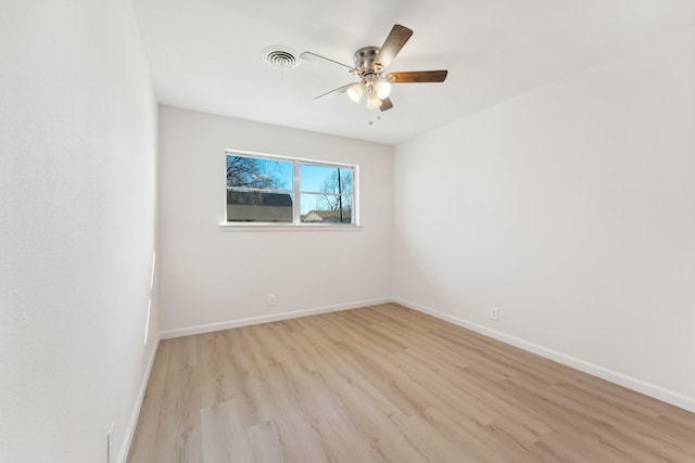 unfurnished room featuring light wood-style flooring, visible vents, ceiling fan, and baseboards