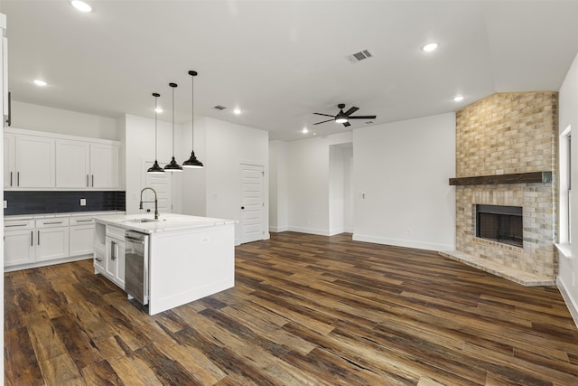 kitchen with visible vents, stainless steel dishwasher, open floor plan, a sink, and ceiling fan