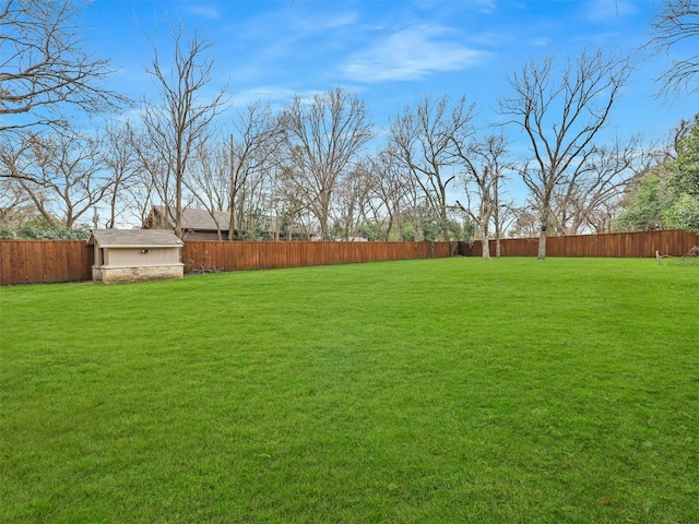 view of yard featuring a fenced backyard and an outdoor structure