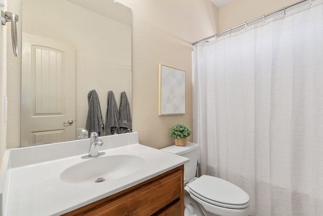 full bath with a shower with shower curtain, vanity, and toilet