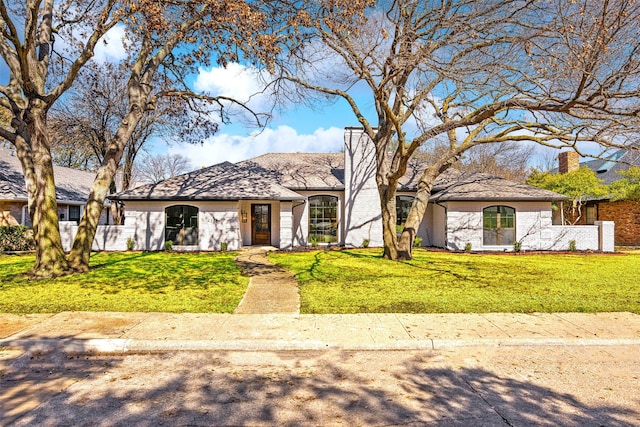 view of front of home featuring a front yard and brick siding