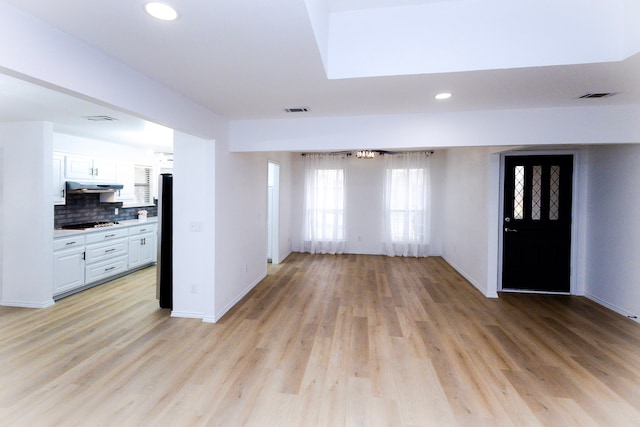 spare room featuring light wood-type flooring, baseboards, visible vents, and recessed lighting