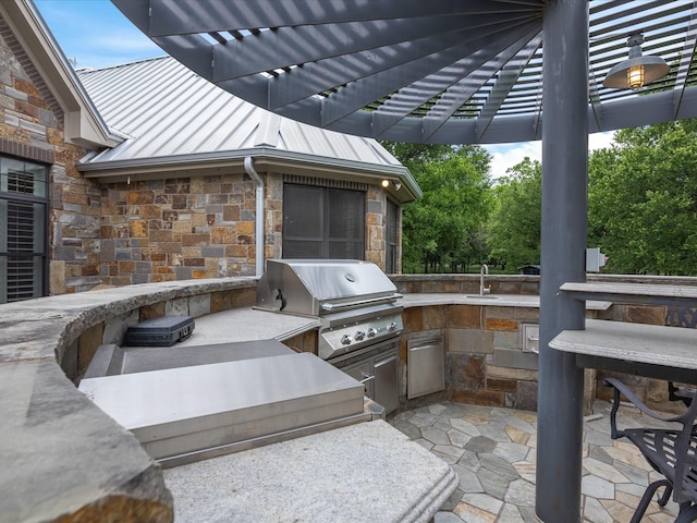 view of patio featuring a grill, a pergola, a sink, and area for grilling