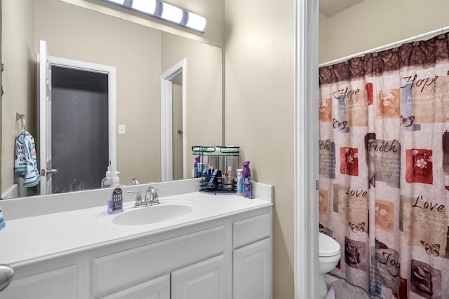 bathroom with a shower with shower curtain, vanity, and toilet