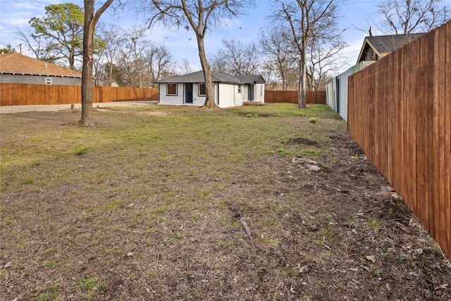 view of yard featuring a fenced backyard